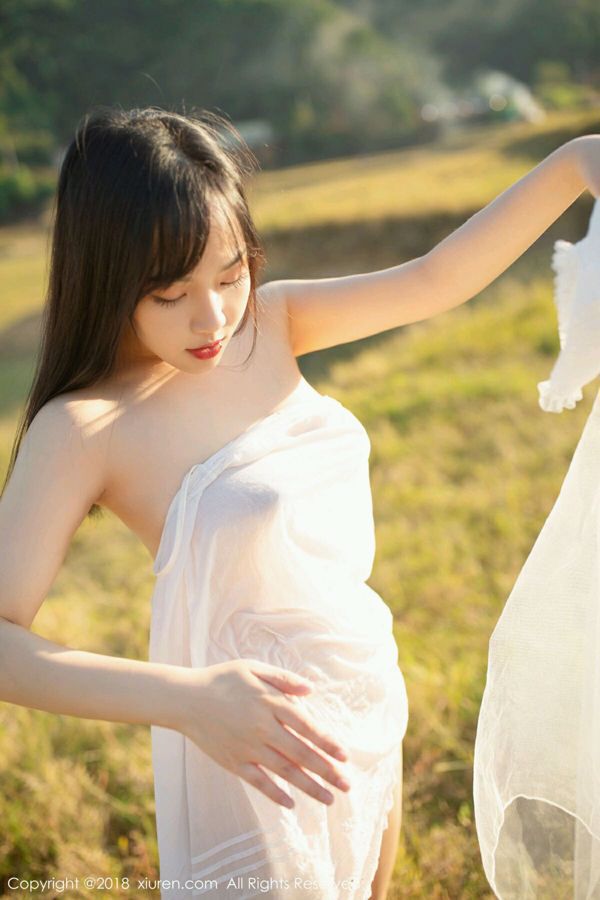 Mia Xu Weiwei "Sexy Picnic with Perfect Colors and Fragrance" [秀人XIUREN] No.1238